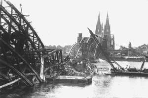 De Hohenzollernbrcke in Keulen na de tweede wereldoorlog