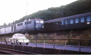The E 10 250 passes an express train with pre-war coaches Bauart 35