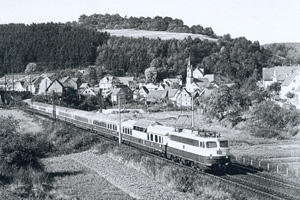 De Rheingold met achter de locomotief E 10.12-13 een panoramarijtuig en daarachter het markante restauratierijtuige