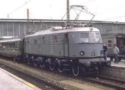 Locomotive E 18 08 with a skited coach behind | Photo: Christian Zeilwegger