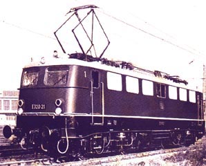 De meersysteemlocomotief E 320 21 in het Aw Mnchen-Freimann in december 1959