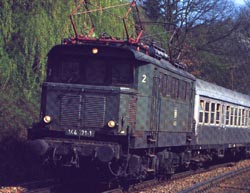 De E 44 121 met een trein met Silberlingen rijtuigen